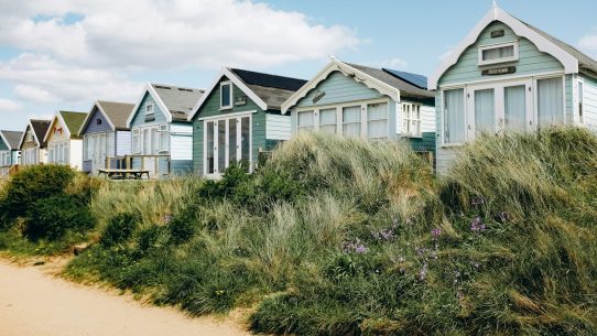 a row of beach houses sitting next to each other
