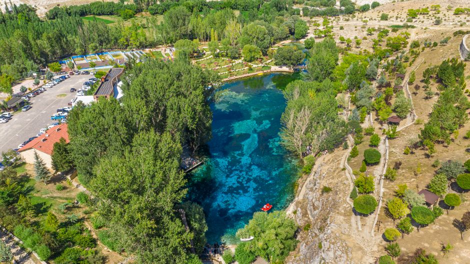 Scenic aerial view of a vibrant lake surrounded by lush greenery in Sivas, Turkey.
