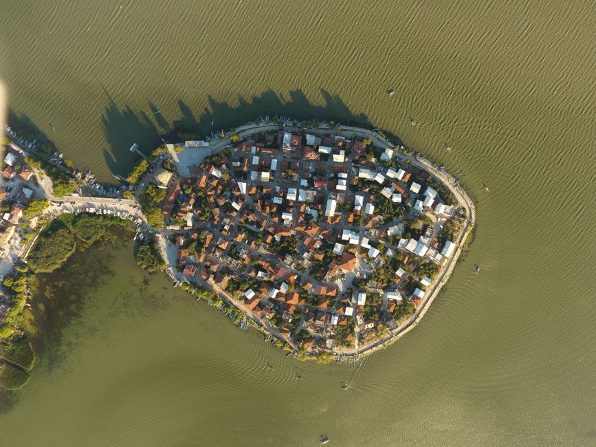 Stunning aerial view of a small residential island in Nilüfer, Bursa, Turkey.